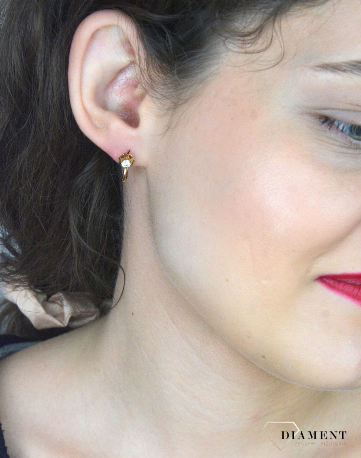 Złote kolczyki z cyrkonią próba 333 KL 4822 333. Złote kolczyki z cyrkonią o motywie kwiatu. Złoto i cyrkonia świetnie współgrają w takich wzorach. Stworzone z myślą o każdej kobieci2.jpg